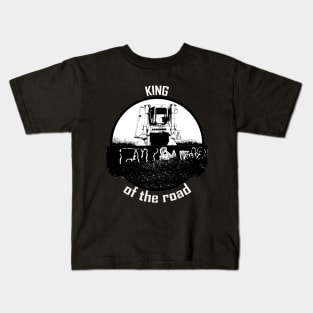 Real man drives with bulldozer - King of the road Kids T-Shirt